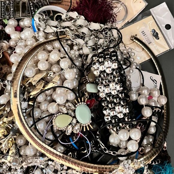 4lb. Craft Junk Jewelry Lot - Picture 5 of 8